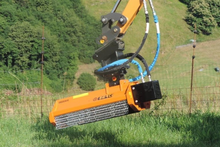 Mulčování s 2,7t minibagrem - foto č. 2